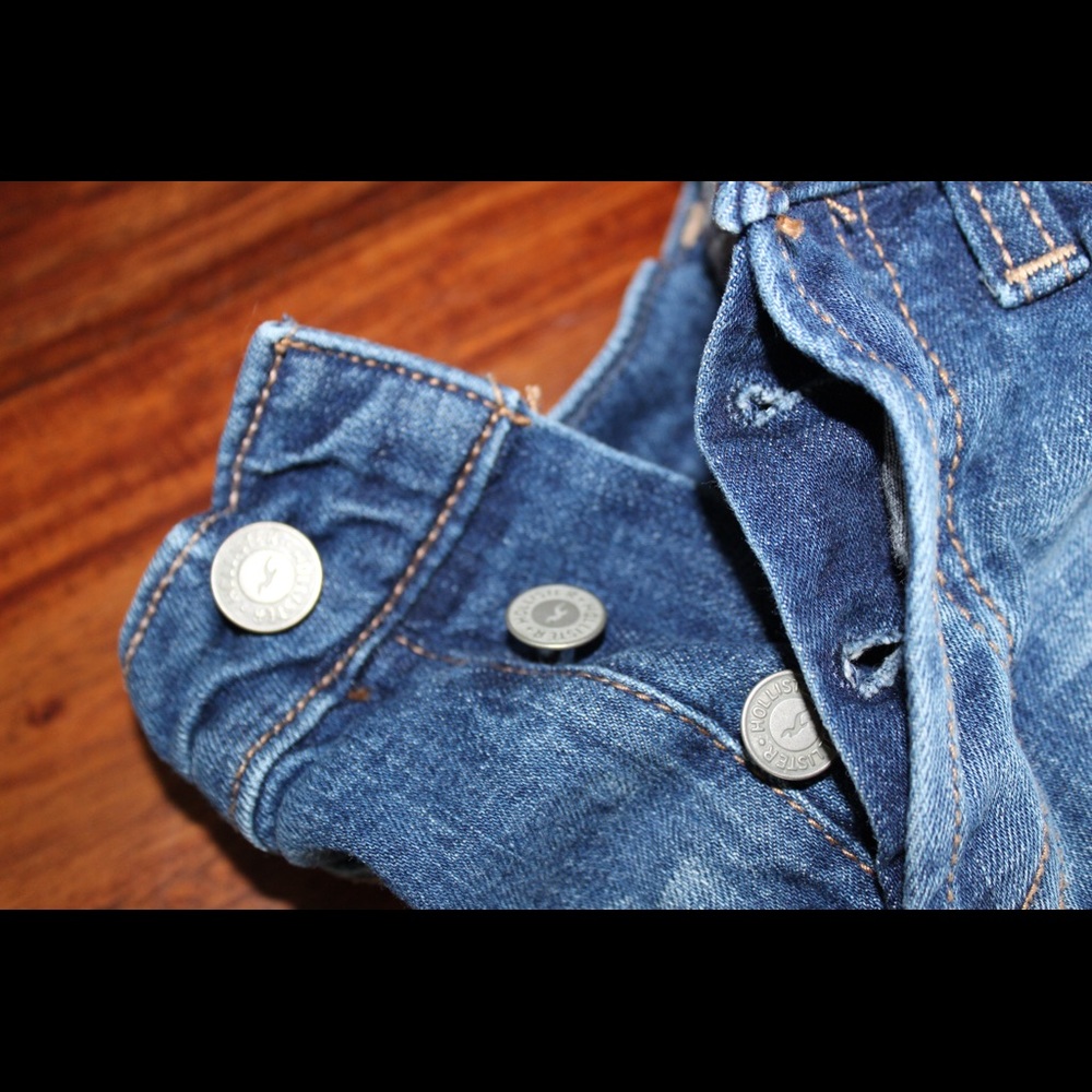 Hollister Low Rise Crop Boyfriend Jeans. - Picture 4 of 4